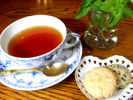イベリコクッキーと紅茶で一息。